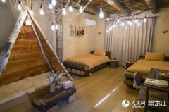 来自浙江的旅客李娜一边慢品